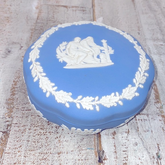 Wedgwood Other - Vintage Wedgewood Scalloped Edge Covered Trinket Bowl detailed designs on sides